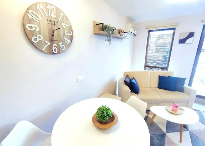 דירה Spacious Luxury With Mountain View - Available *