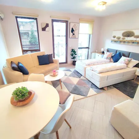 Apartment Spacious Luxury With Mountain View - Available *
