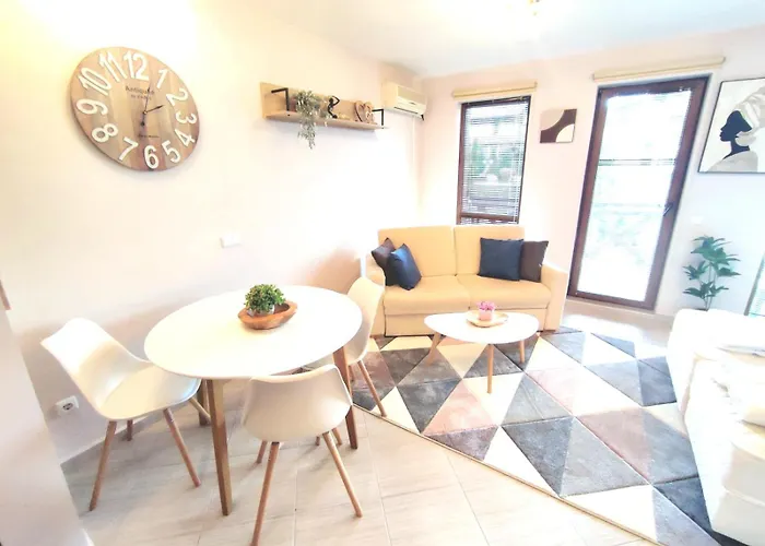 Spacious Luxury With Mountain View - Available